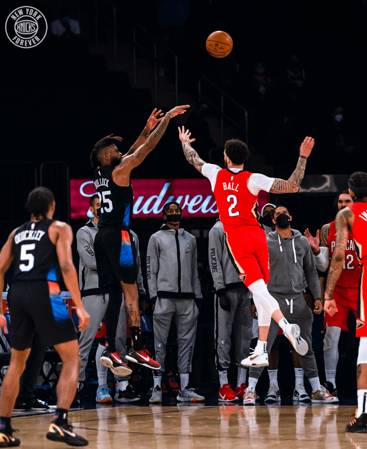 九游电竞 -纽约尼克斯训练开放日,窗口期更衣室发声引欢呼,德甲在即,资深球员宣示担当(圣安东尼奥马刺队更衣室名言)